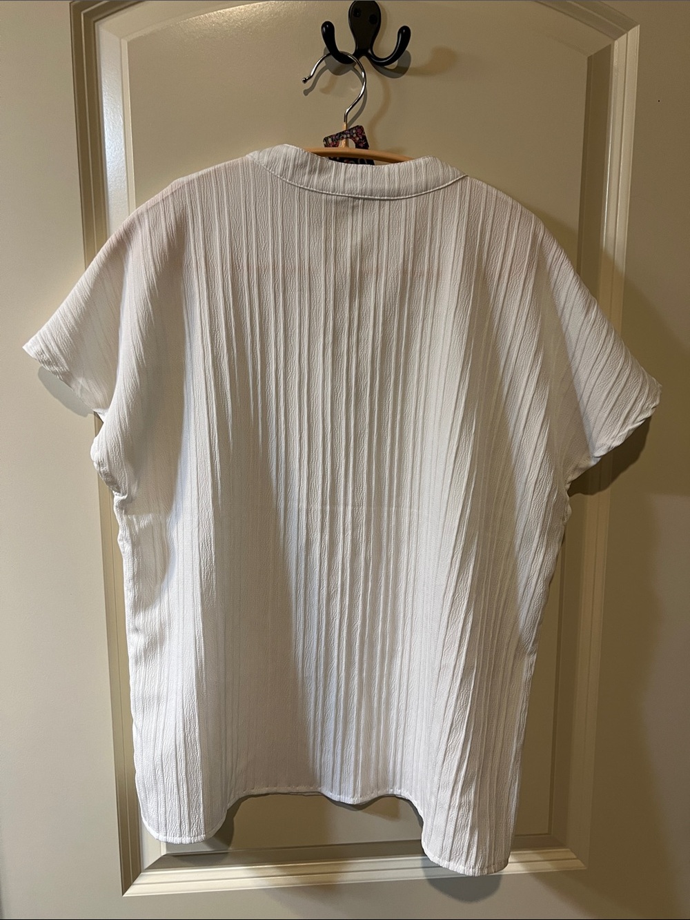 ๐ป๐ป Source Unknown white Short Sleeve Split V-Neck Textured Blouse H062 - Picture 3 of 5